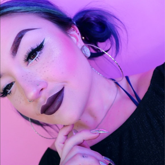 MEET YOUR POSHER - Picture 1 of 3